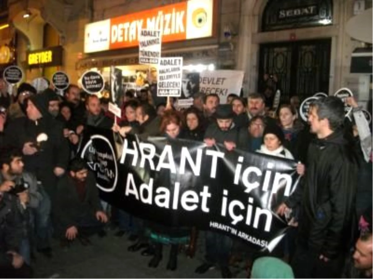 Hrant\'ın Arkadaşları Agos Önünde Mahkeme Kararını Protesto Etti