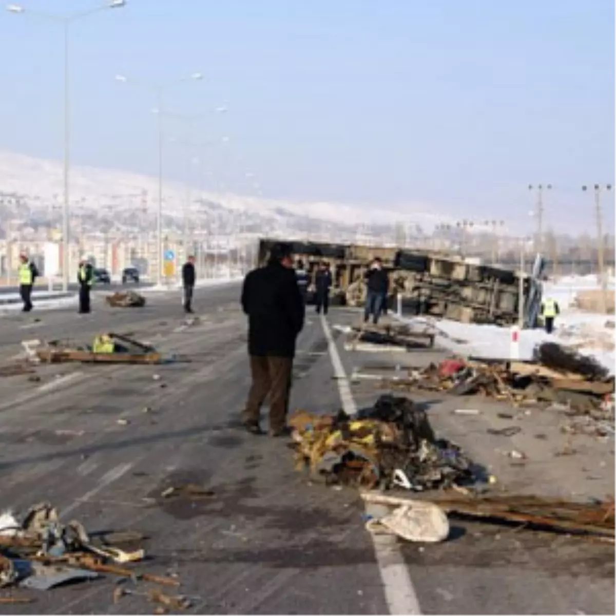 Hurda Yüklü Tır Devrildi Hurdalar Yola Saçıldı