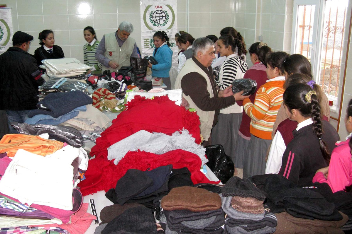İhh, 290 Öğrenciye Kıyafet ve Kırtasiye Yardımında Bulundu
