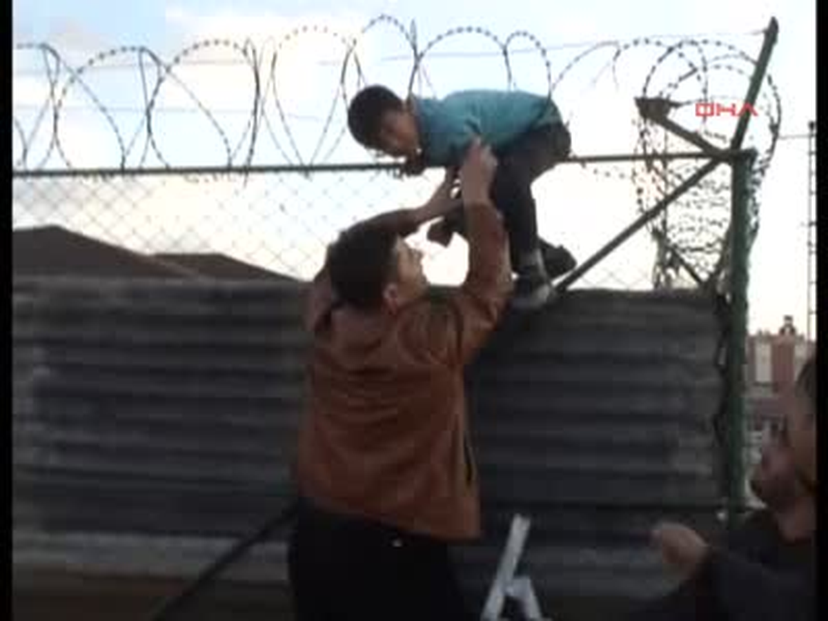 Kaçan Topun Peşine Koştu, Jiletli Tellerin Arasında Kaldı