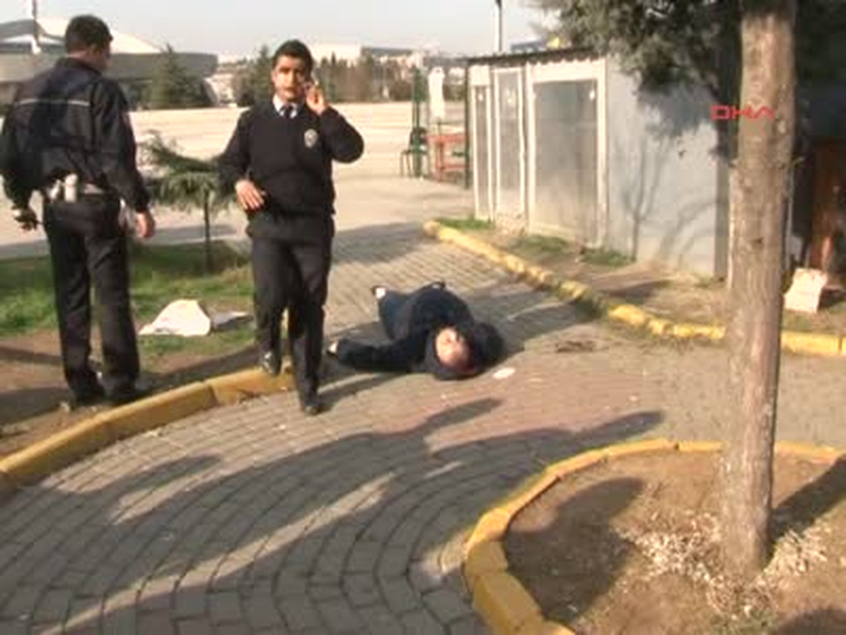 Kuşlara Yem Verirken Öldürüldü