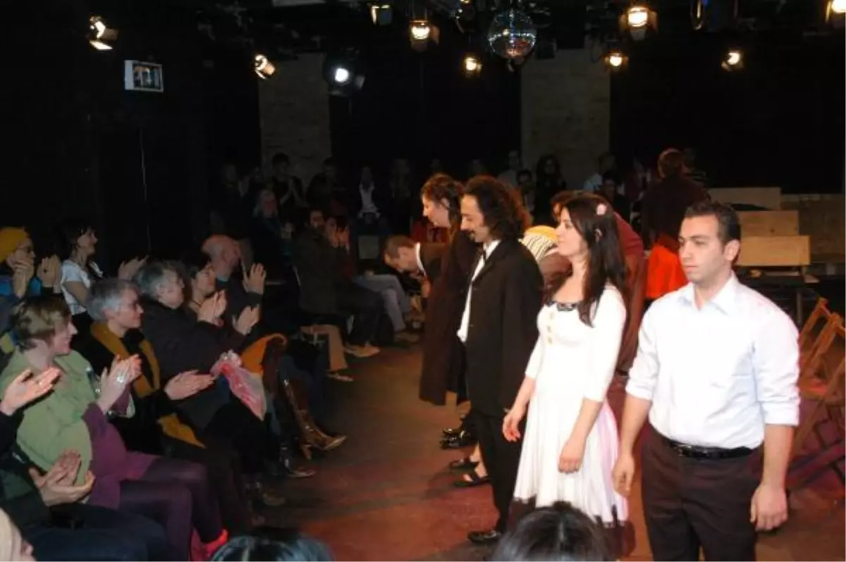 Londra\'da Türkçe Oyun Sergilendi