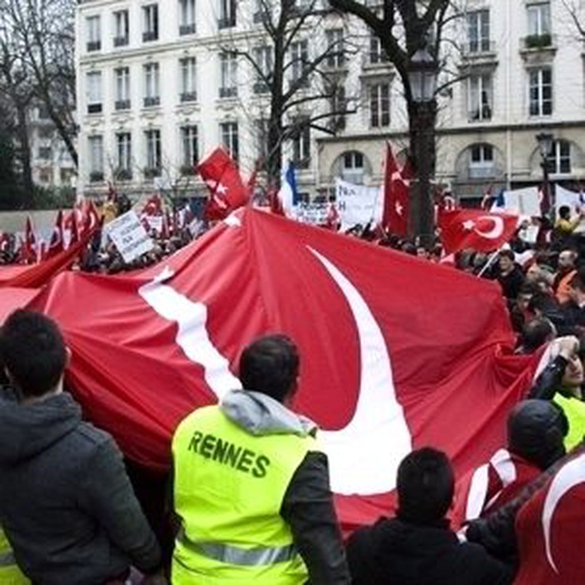 Londra\'daki Türkler Paris\'e Yürüyecek