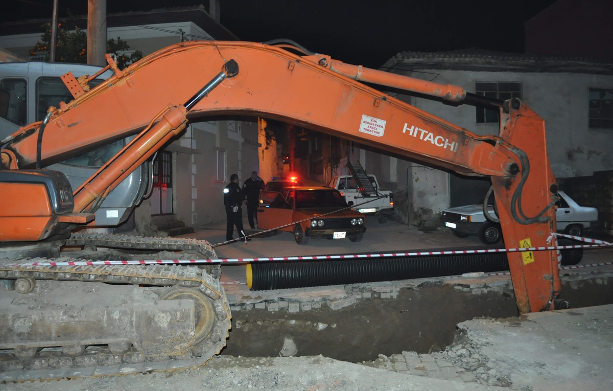 Polisten Kaçtı İş Makinesine Takıldı
