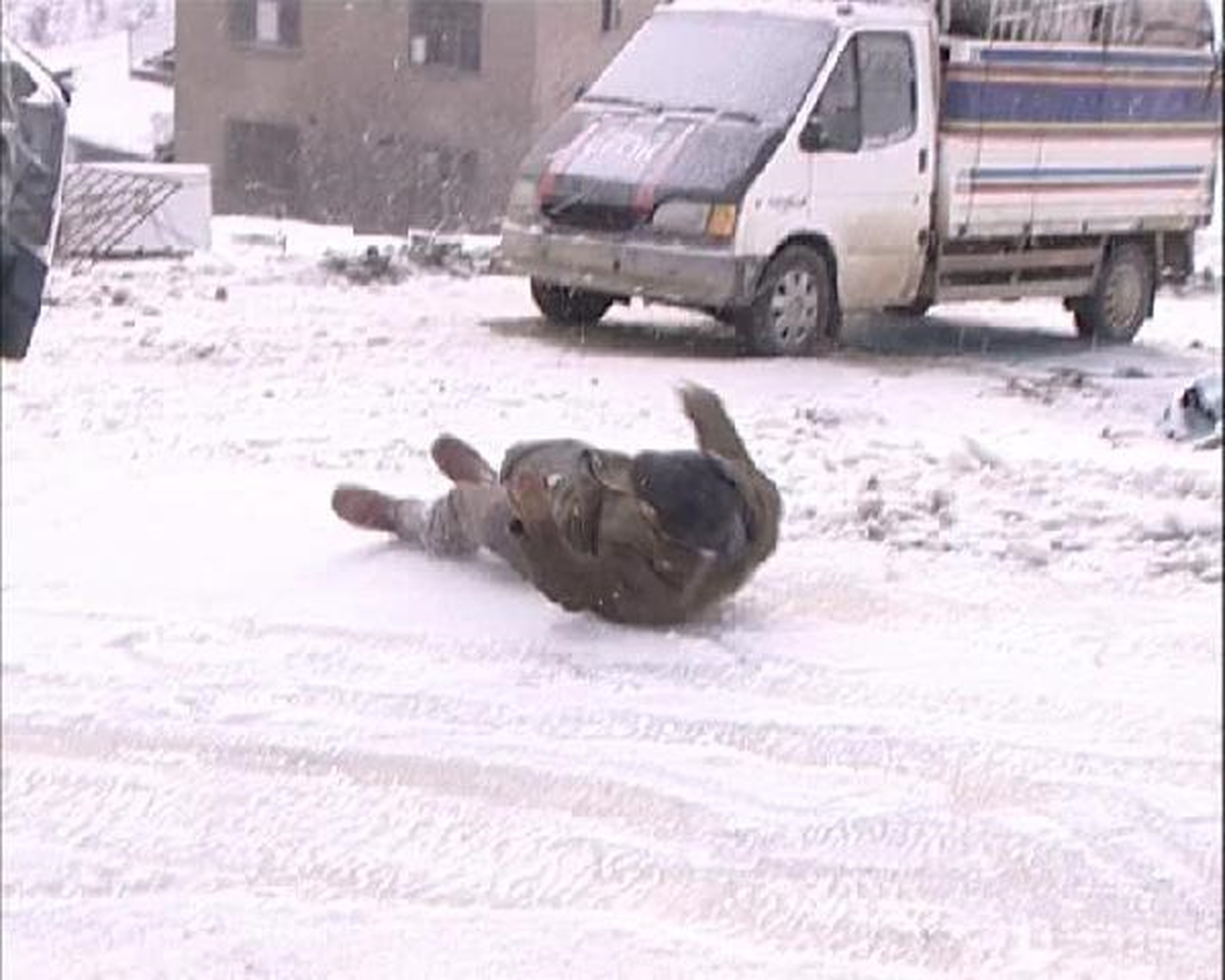 Soğuk Hava Yıkım Ekiplerine Zor Anlar Yaşattı