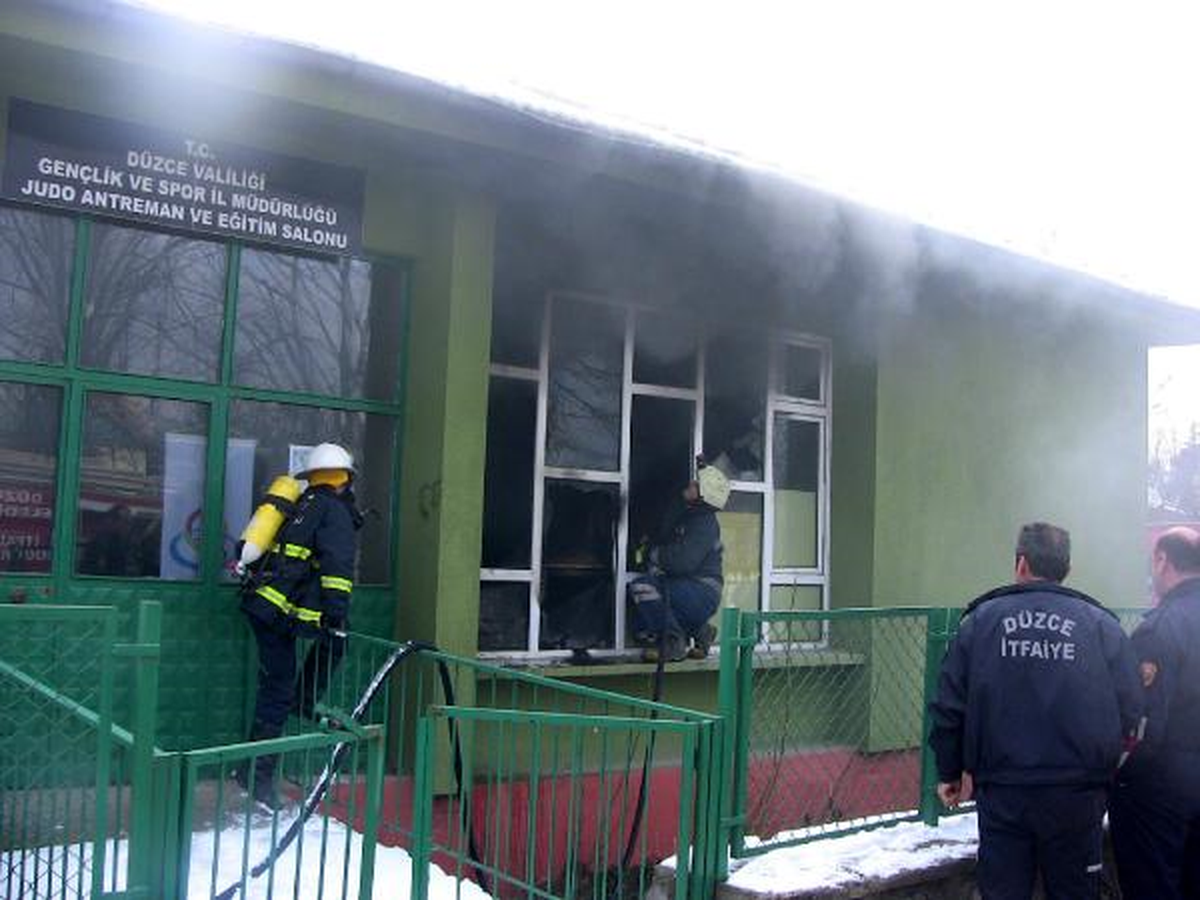 Spor Salonundaki Minderler Tutuştu