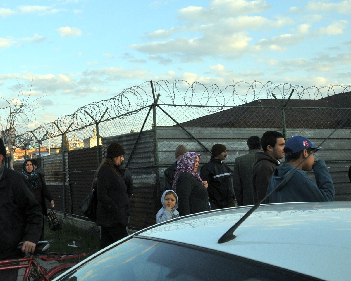 Topun Peşine Koştu, Jiletli Tellerin Arasında Kaldı