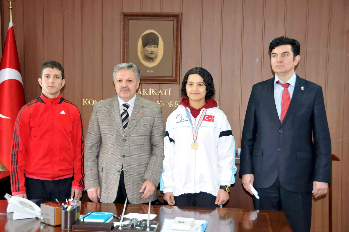 Vali Kahraman\'dan Şampiyon Boksöre Ödül