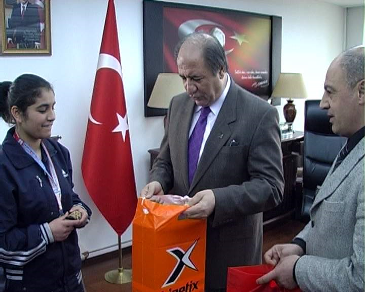 Vali Kara Şampiyon Boksörü Ödüllendirdi