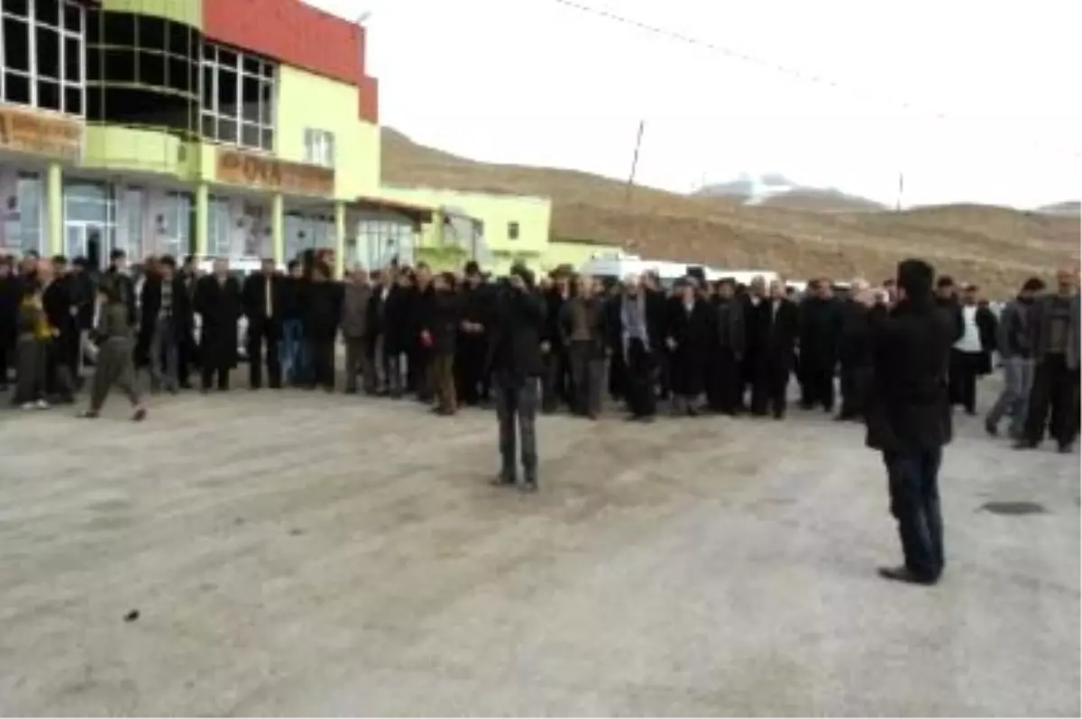 Van Başkaleyenidencezaevinden Çıkan Başkanlarını Miting Havasında Karşıladılar