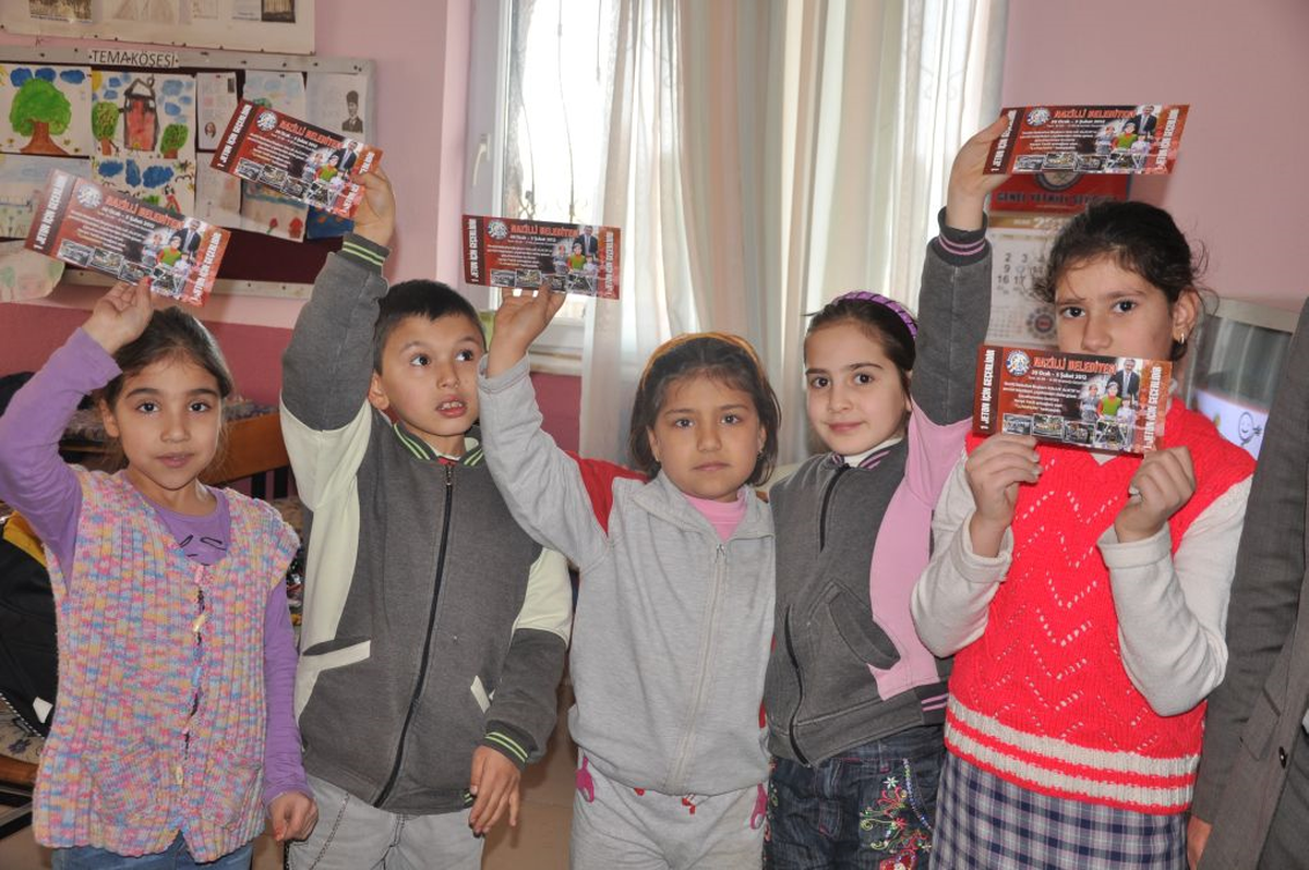Başkan Alıcık\'tan 15 Bin Öğrenciye Karne Hediyesi