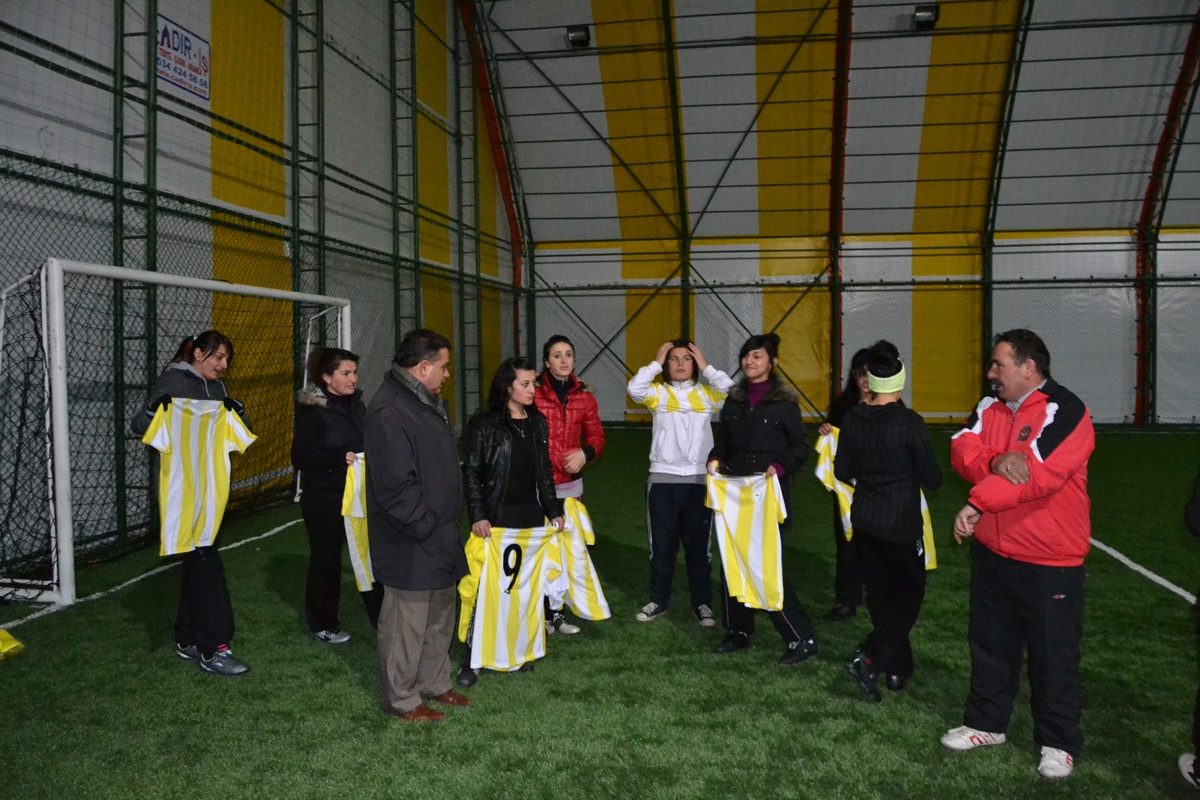 Bayan Futbol Takımına Malzeme Desteği