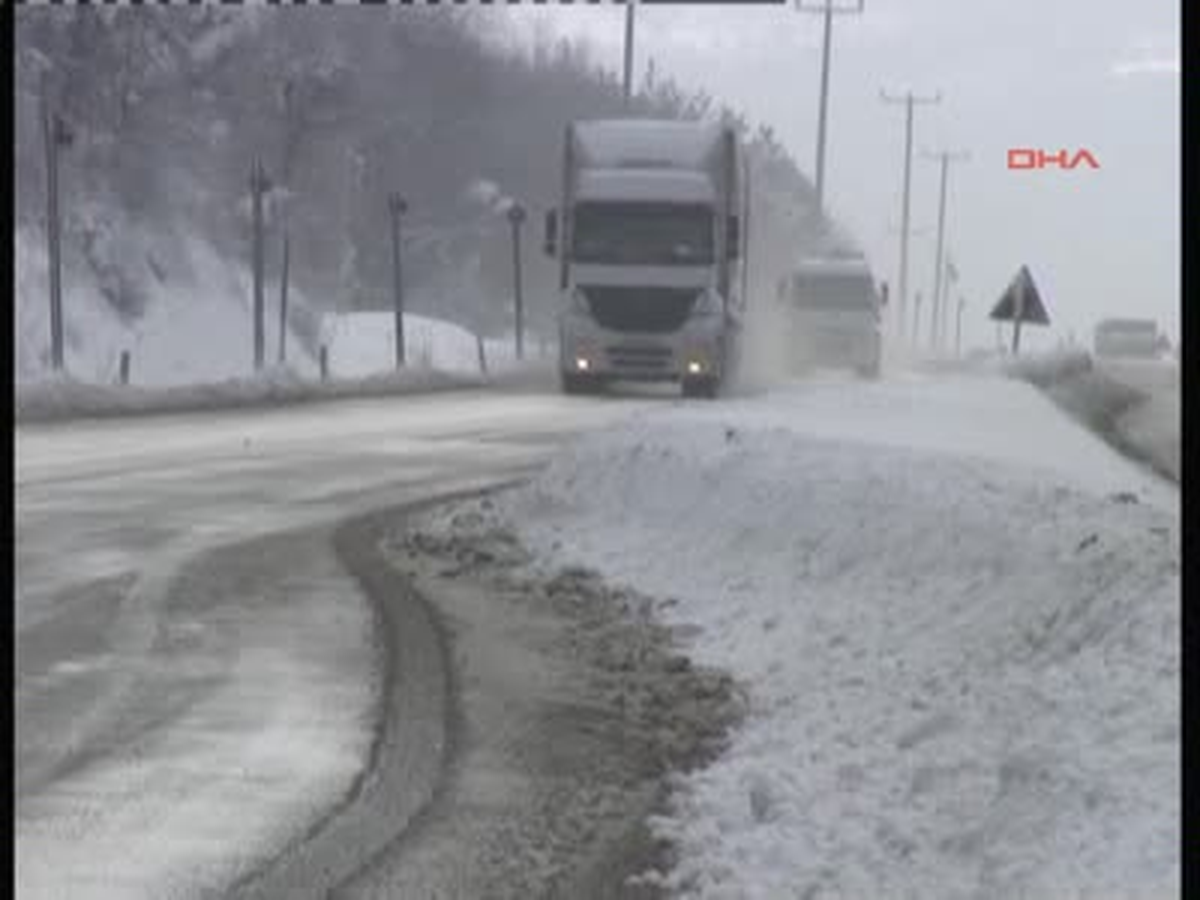 Bolu ve Düzce\'de Kar Köy Yollarını Ulaşıma Kapattı