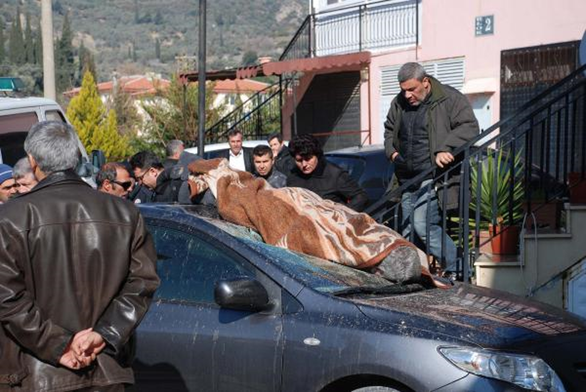 Çatıdan Otomobilinin Üzerine Düşüp Öldü