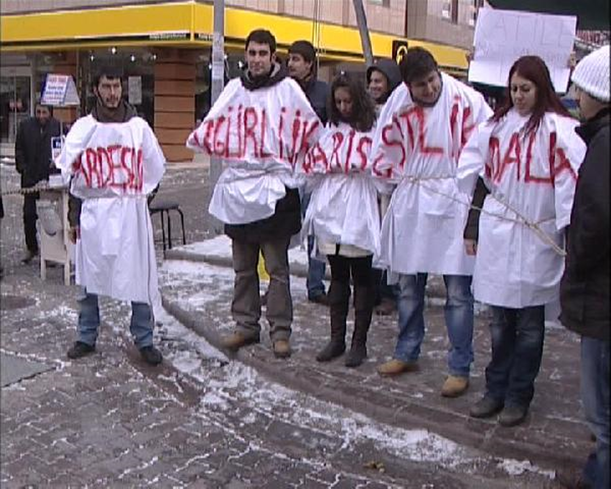 CHP\'li Gençlerden Hrant Dink Davası Kararına Kefenli Tepki