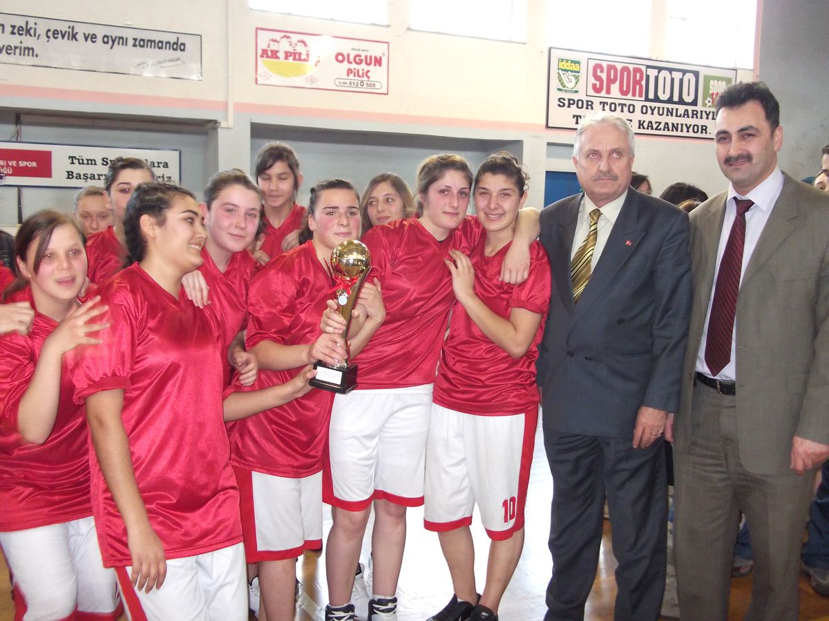 Düzce\'de Basketbol\'da Kupalar Sahiplerini Buldu