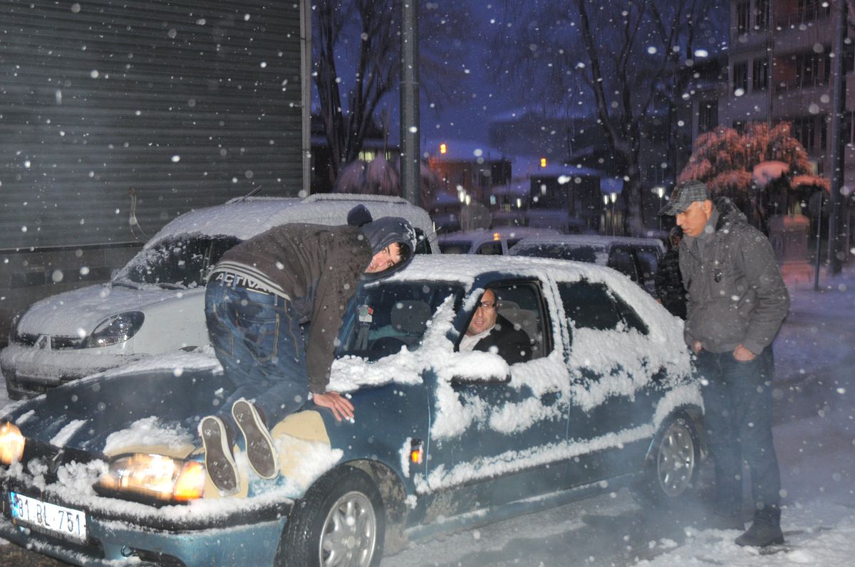 Düzce'de Yoğun Kar Yağışı Nedeniyle 72 Köy Yolu Kapandı