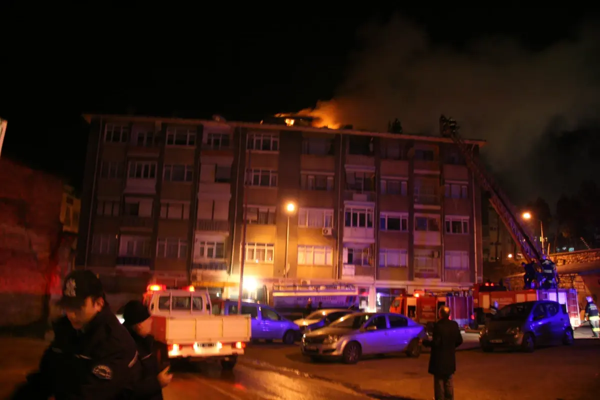 Edirne\'de 4 Katlı Bir Binanın Çatısında Yangın Çıktı
