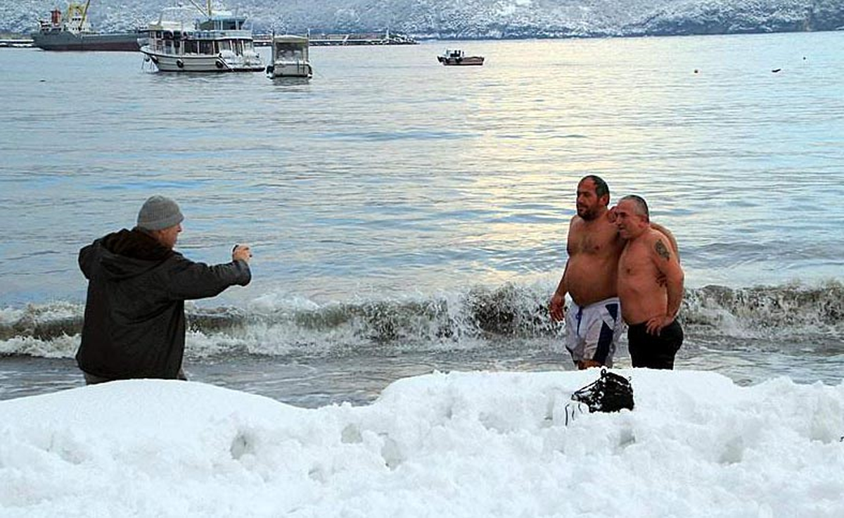 Eksi Dört Derecede Denize Girdiler