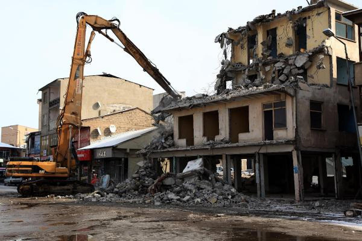 Erciş\'te Deprem Sonrası Ağır Hasar Gören Binaların Yıkımına Başlandı