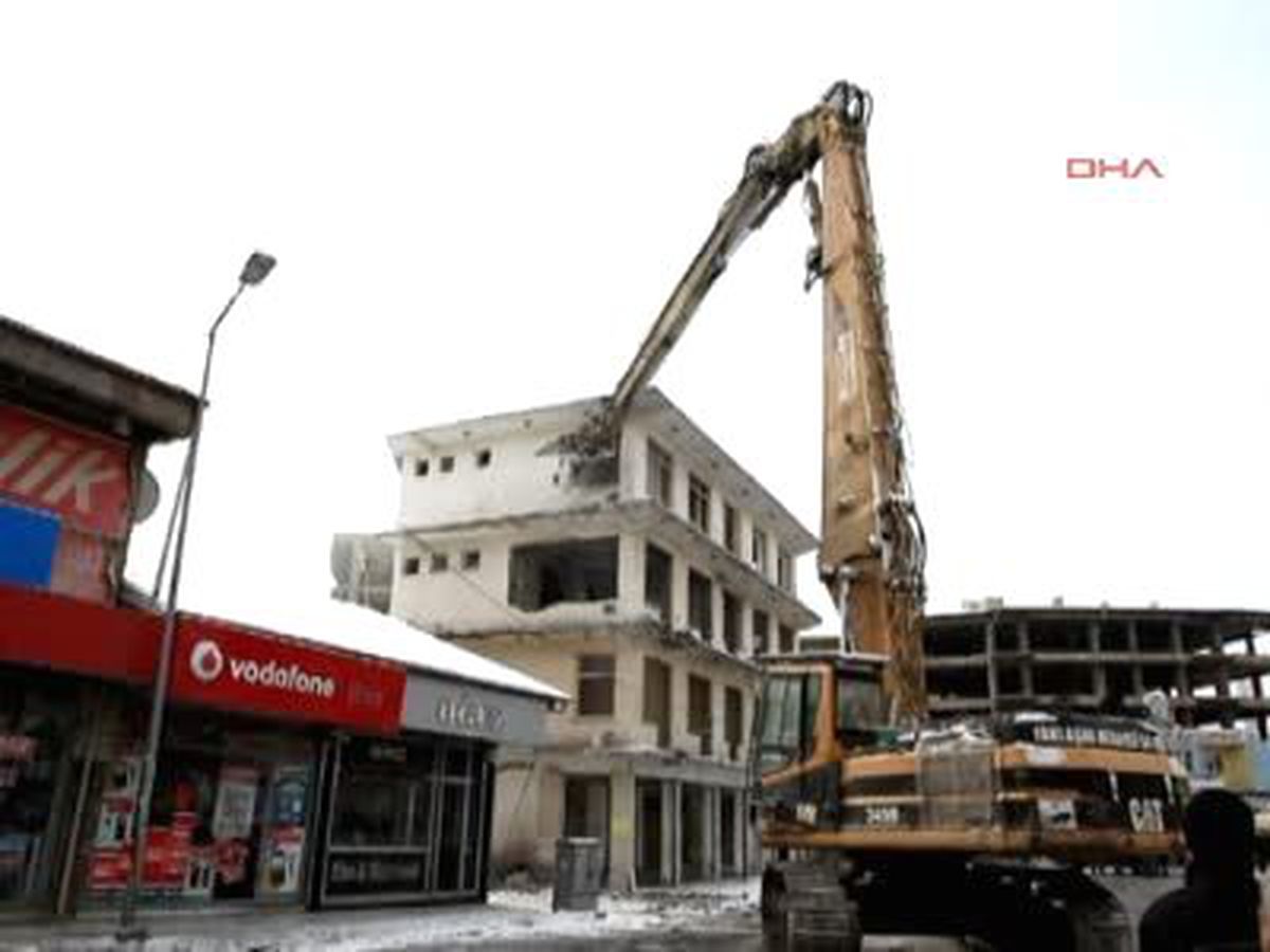 Erciş\'te Deprem Sonrası Ağır Hasar Gören Binaların Yıkımına Başlandı