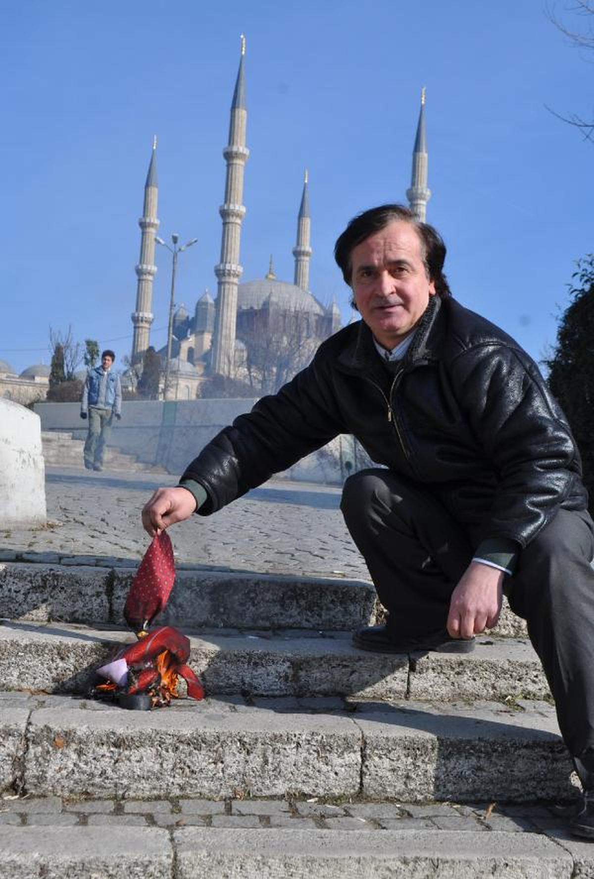 Fransız Malı 25 Kravatı Yaktı