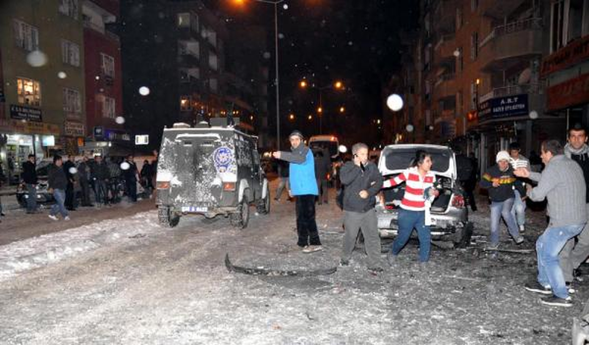 Polis Aracı Servisine Bombalı Tuzak