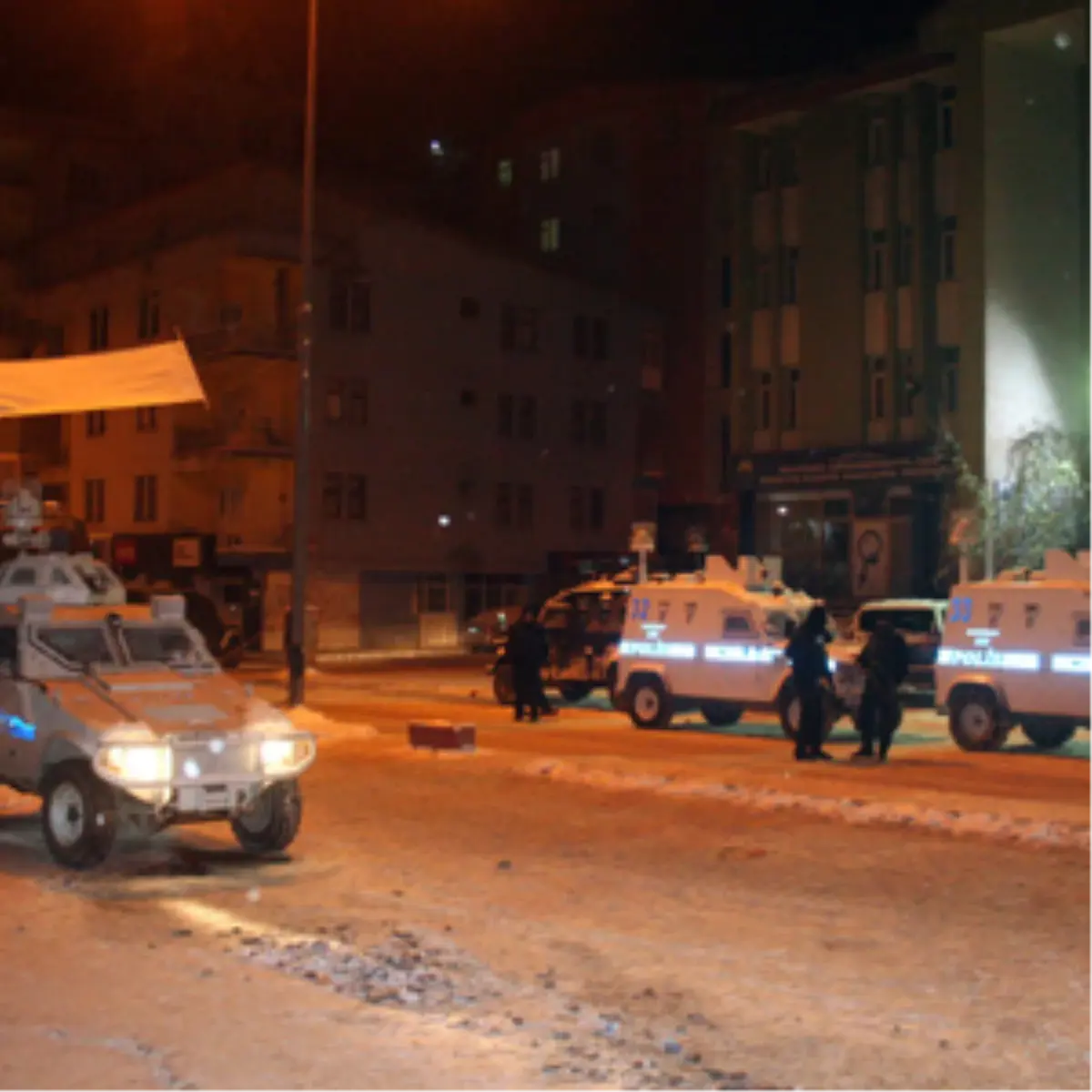 Polis Servis Aracına Bombalı Tuzak