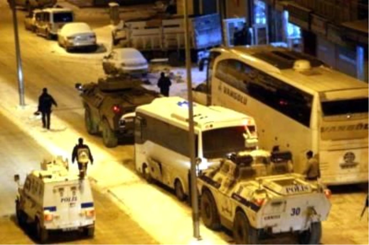 Hakkari\'de Polis Servis Aracına Bombalı Tuzak: 3\'ü Polis 16 Kişi Yaralandı (5)