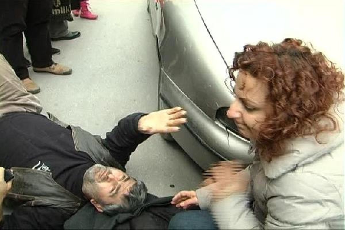 Hatalı Olduğunu Soyleyip, Kendisine Çarpan Otomobilin Sürücüsünden Özür Diledi