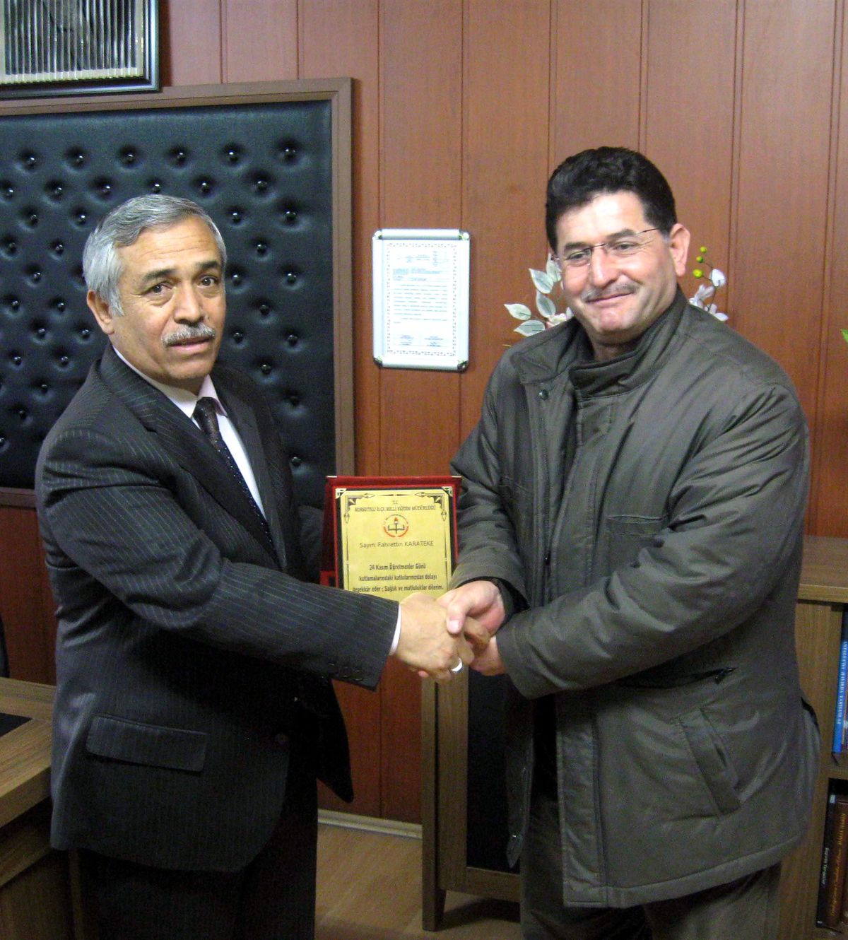 Hayırsever İş Adamına Plaket