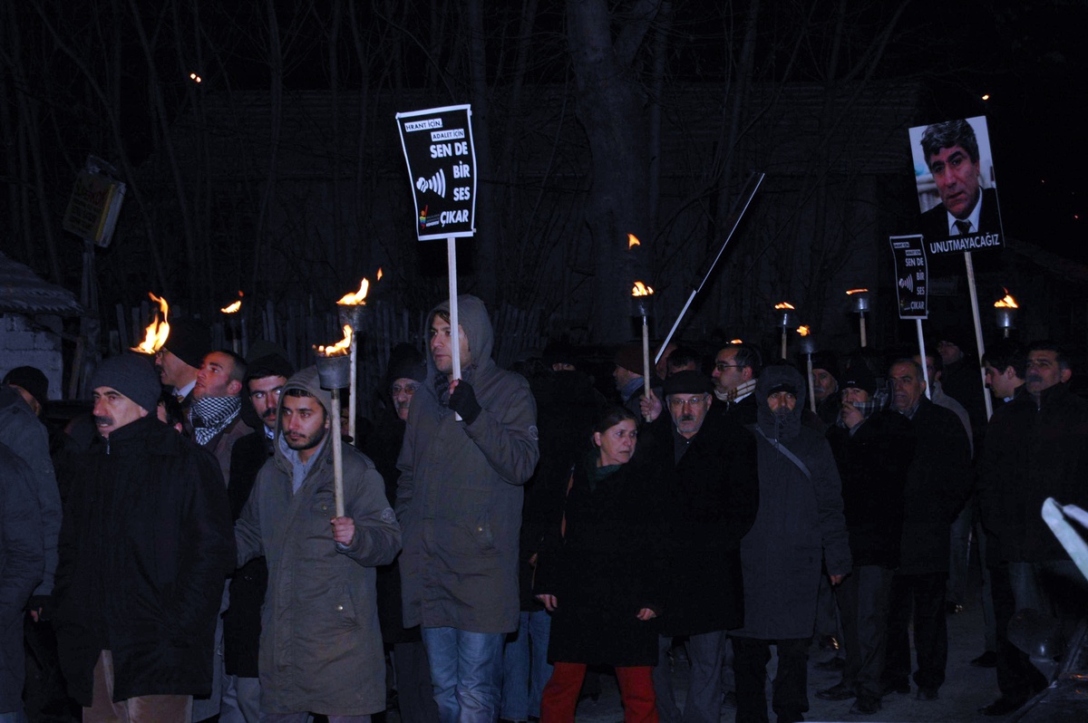 "Hepimiz Ermeniyiz" Sloganına Türk Bayraklı Protesto