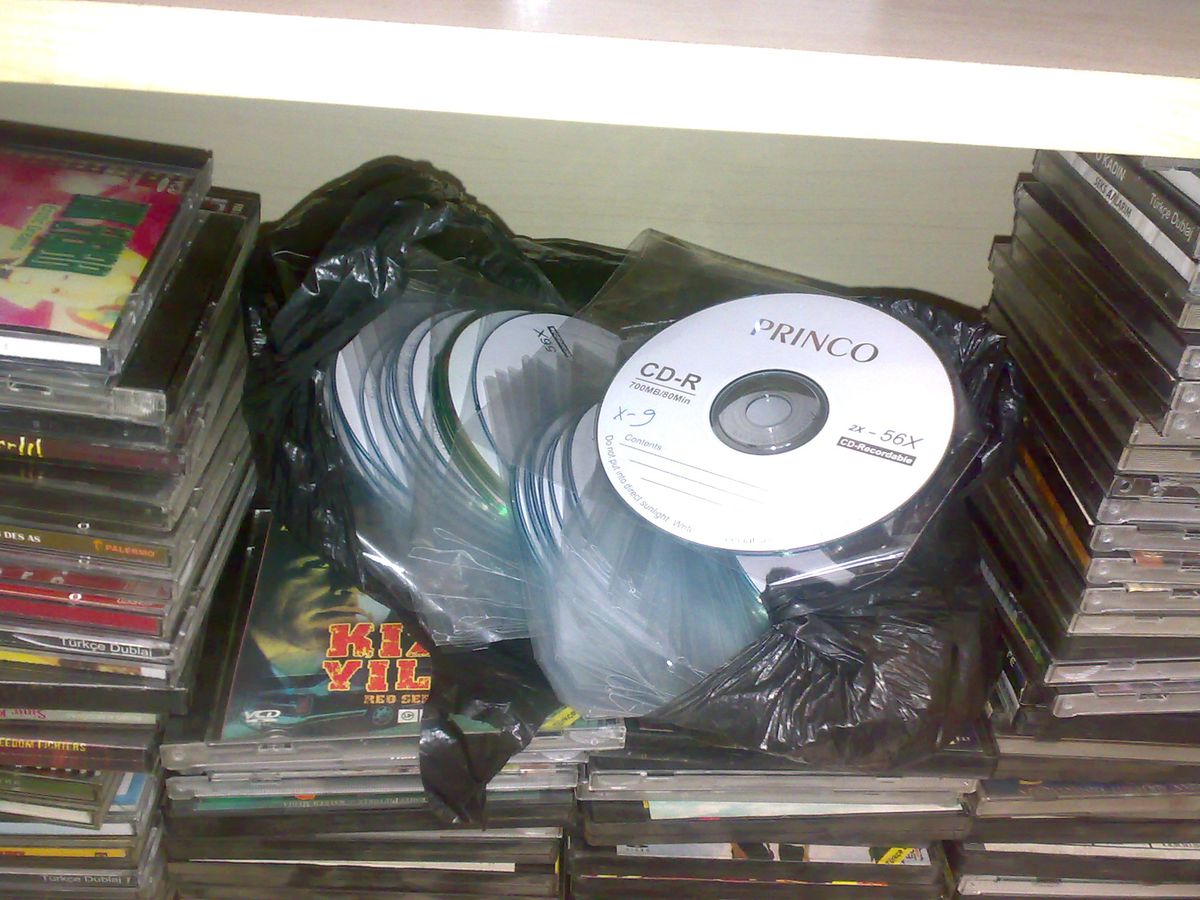 İzmir'de Korsan Cd ve Kitap Operasyonu