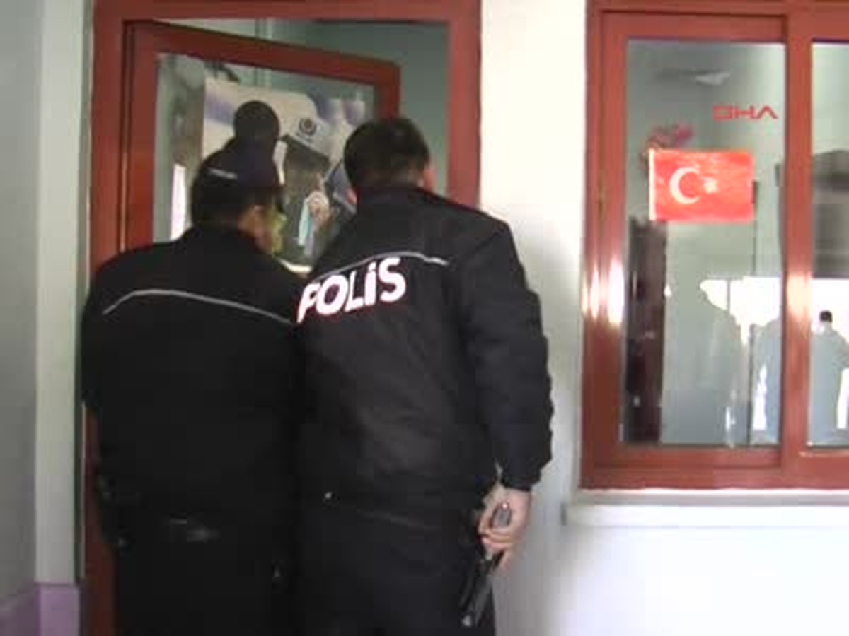 Kapkaç Şüphelisi 5 Dakikada Yakalandı Şanlıurfa\'da, Parkta Oturan Bir Kadının Cep Telefonu ile...