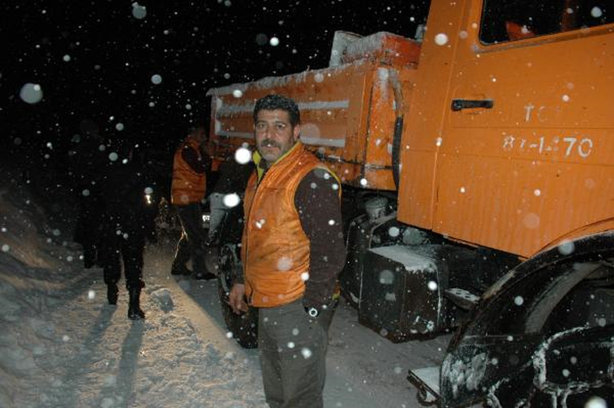 Kara Saplanan Otomobildeki 2 Kişiyi Ekipler Kurtardı