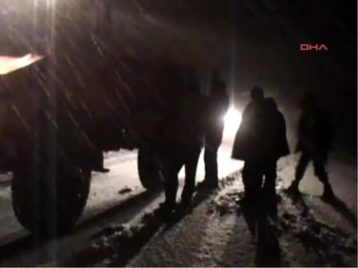 Kara Saplanan Otomobildeki 2 Kişiyi Ekipler Kurtardı Diyarbakır Karayoluna Giren Otomobildeki 2...