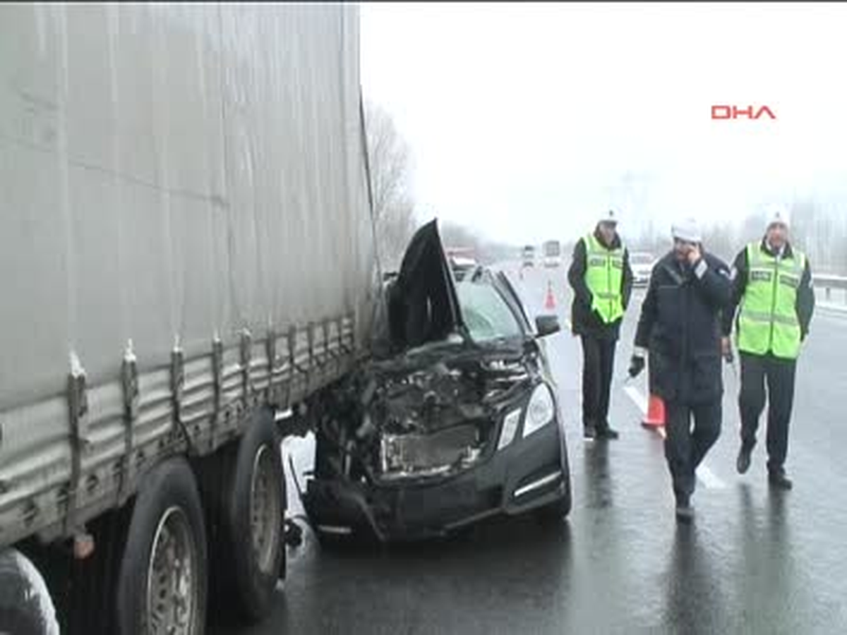 Lüks Otomobil Tem'de Sağ Şeritte Tır'ın Altına Girdi