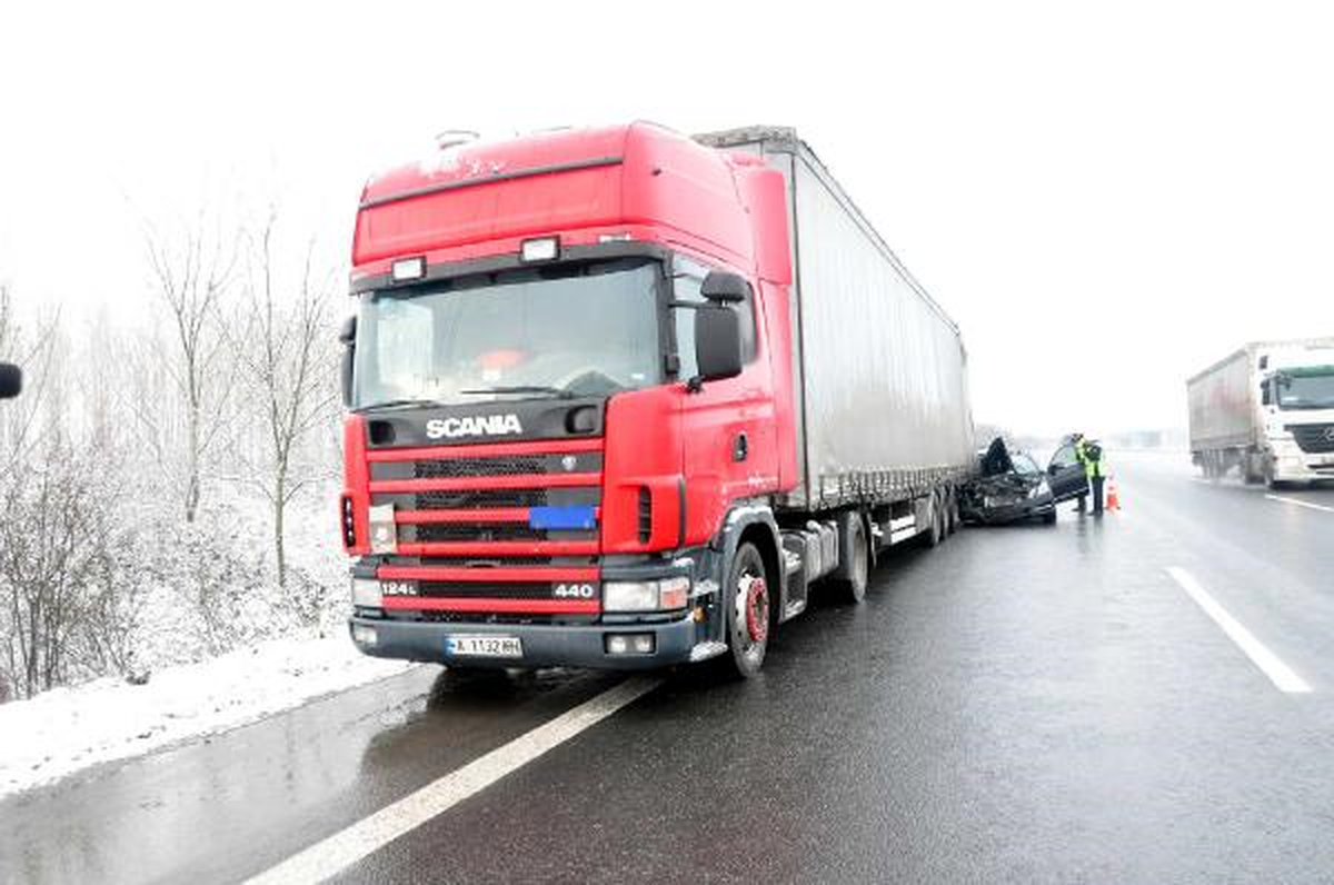 Otomobil Önünde Giden Tır\'a Çarptı; 2 Yaralı