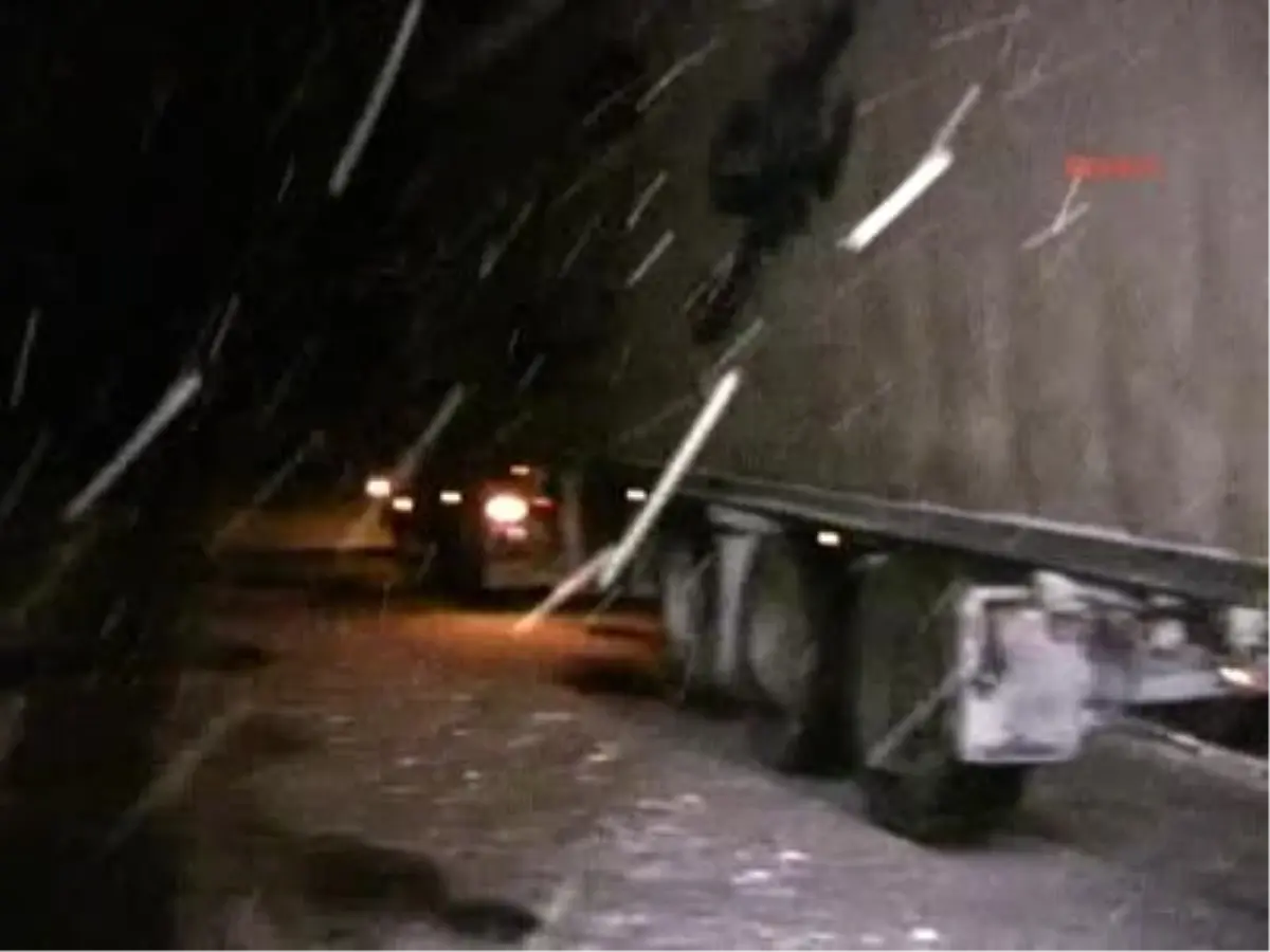 Otomobil, Park Halindeki Tır\'a Çarptı 1 Ölü, 1 Yaralı