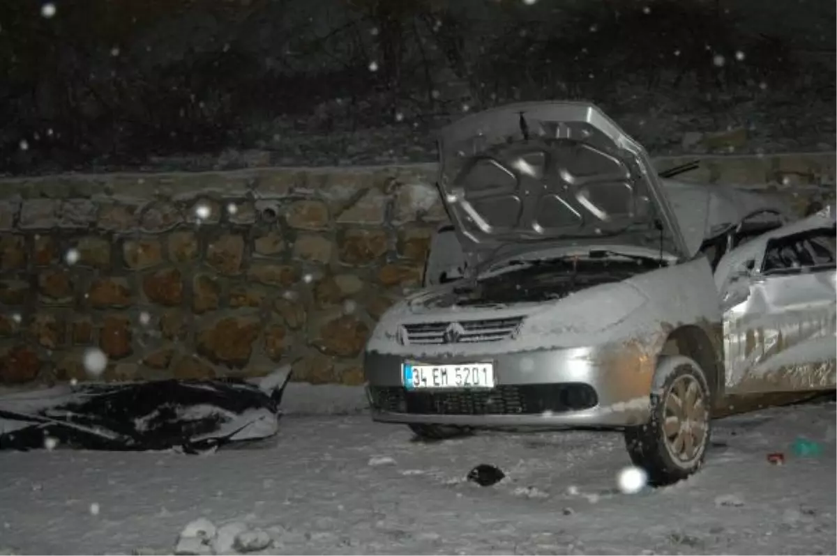 Otomobil, Park Halindeki Tır\'a Çarptı: 1 Ölü, 1 Yaralı