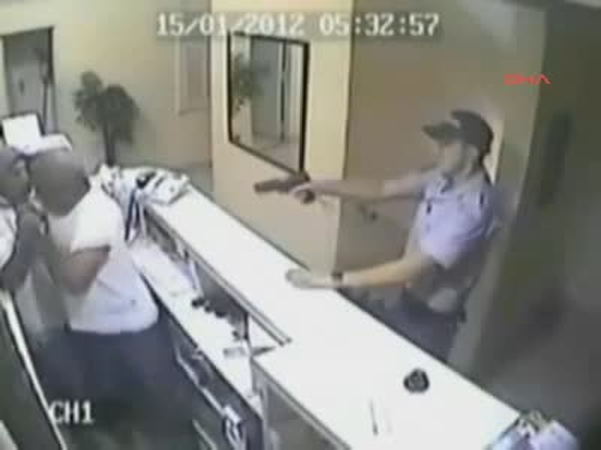 Polis, Otel Görevlisini Rehin Alan Soyguncuyu Öldürdü