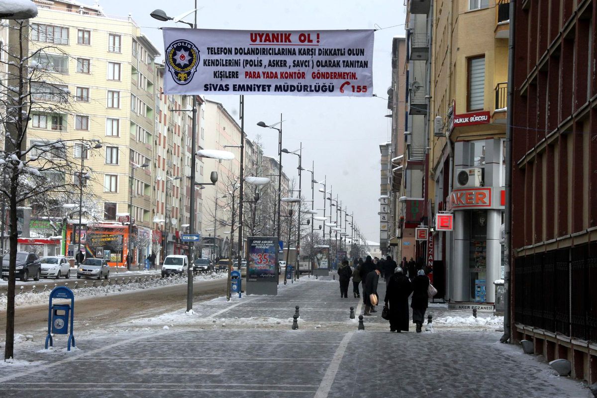 Polis Vatandaşı Pankartla Uyardı