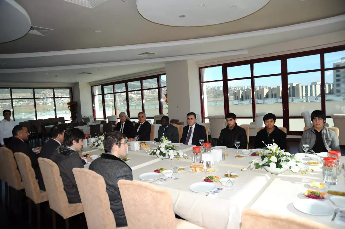 Rektör Karaaslan Yabancı Öğrencilerle Biraraya Geldi