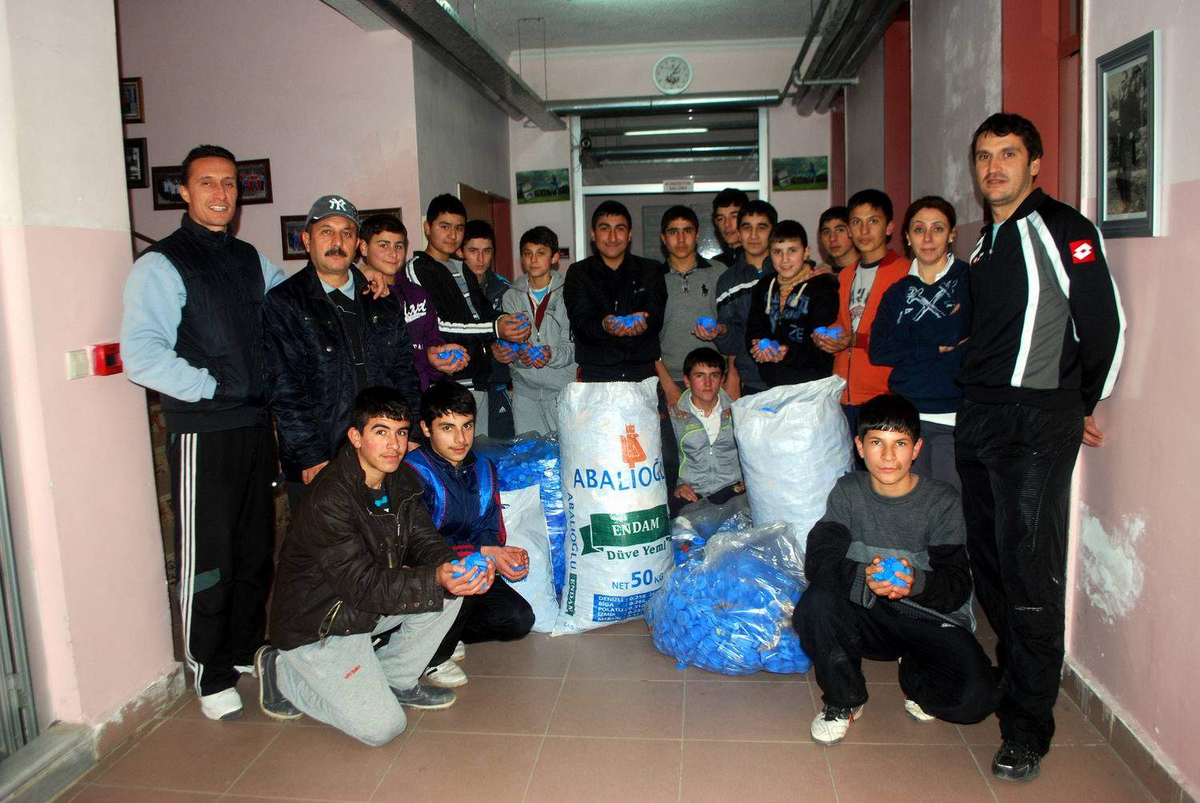 Salihli\'de Öğrencilerden Mavi Kapak Duyarlılığı