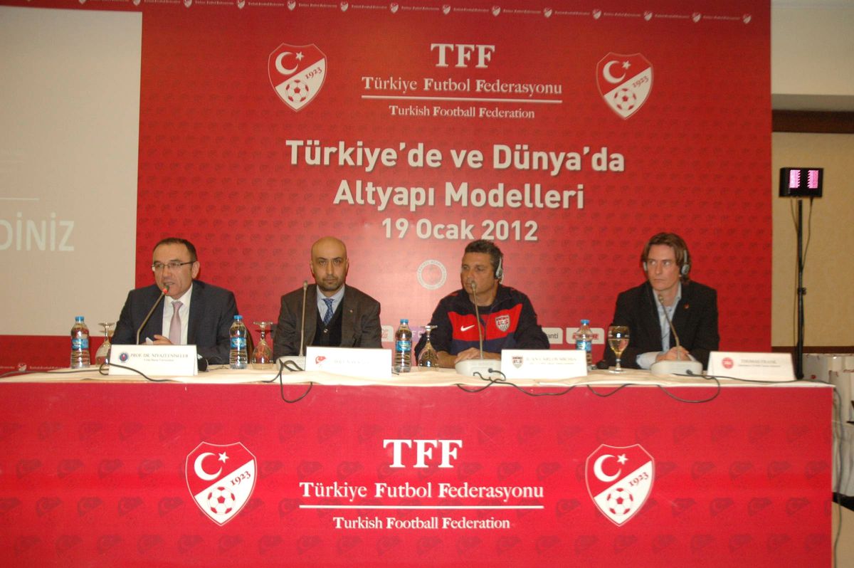 'Türkiye ve Dünya'da Altyapı Modelleri' Konulu Panel Manisa'da Yapıldı