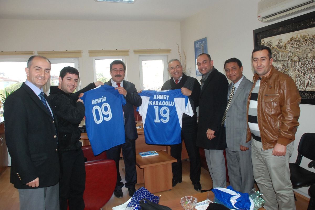 Yenihisarspor Başkan Yardımcılarını Unutmadı