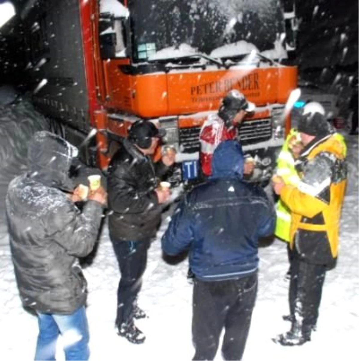 Yollarda Bekletilen Sürücülere Sıcak Çorba İkramı