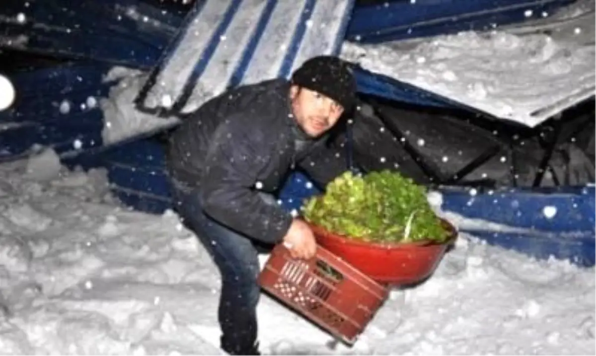 Zonguldak\'ta Kapalı Pazar Yerinin Çatısının Bir Bölümünün Çökmesi