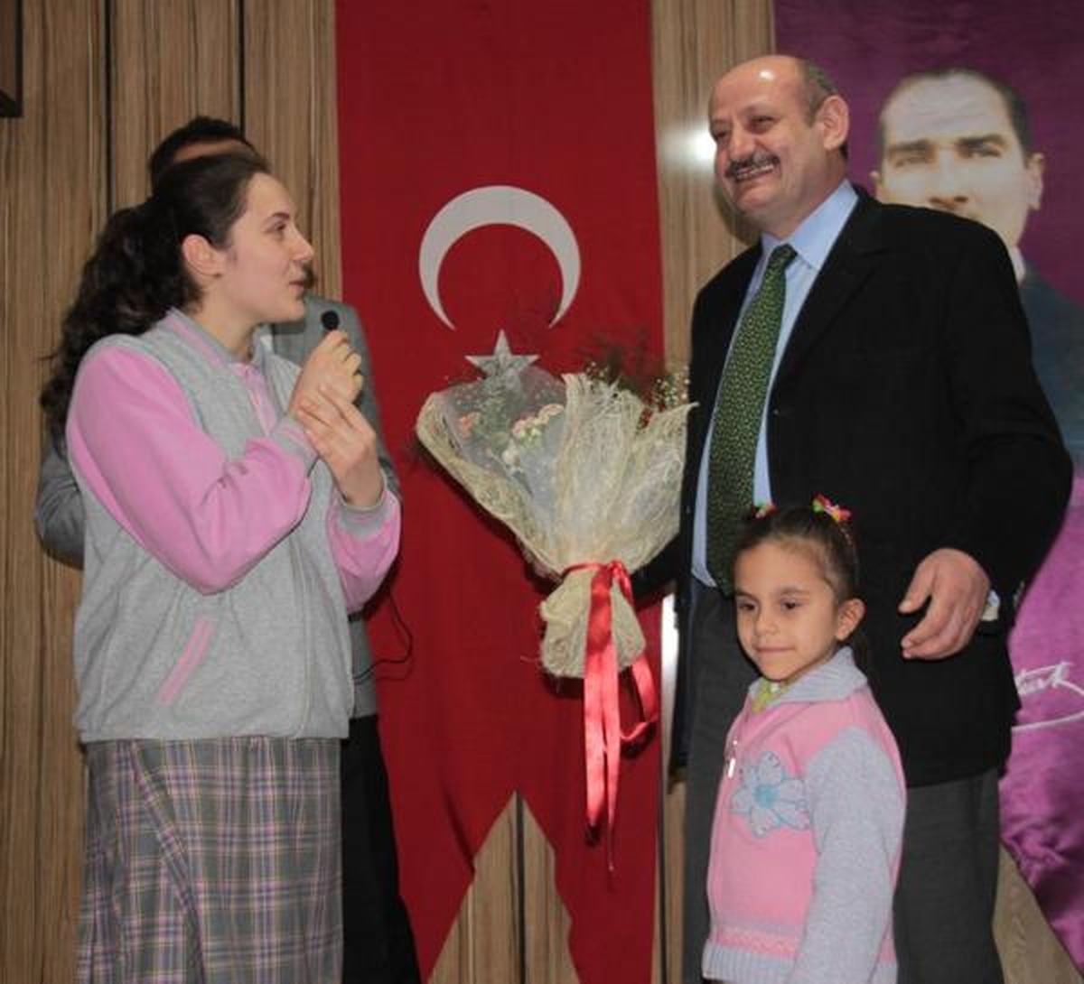 8 Yaşındaki İclal, Belediye Başkanını Facebook\'tan Karne Törenine Çağırdı