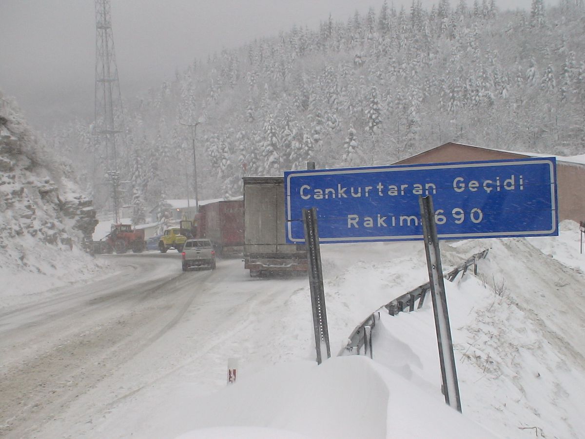 Artvin\'in Cankurtaran Geçidi\'nde Şoförlerin Kar Çilesi
